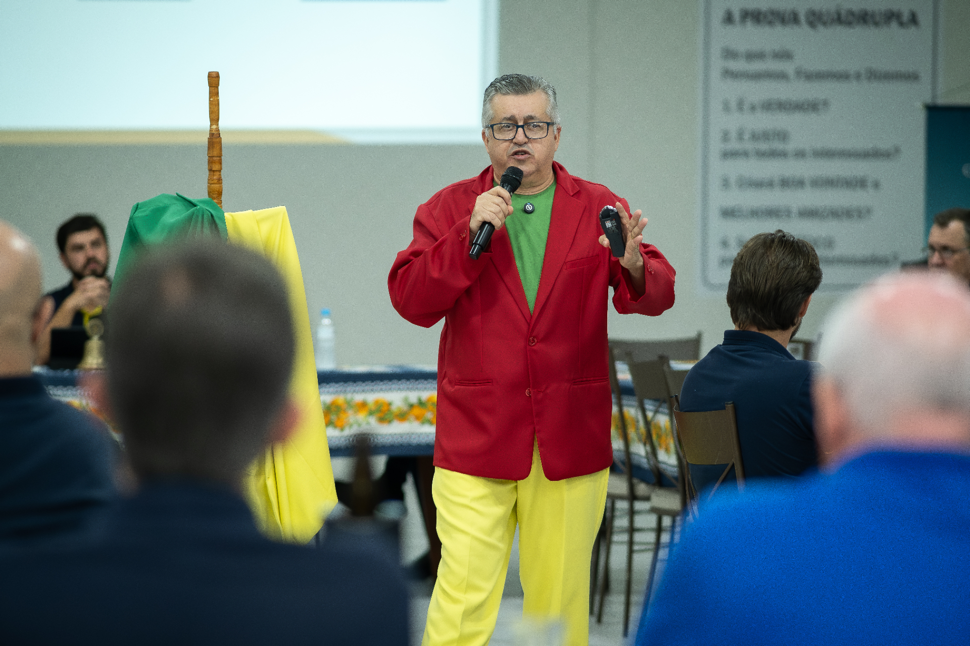 Rovani Dutra apresentando palestra de direção defensiva